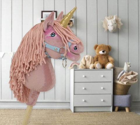 Hobby Horse Jednorożec na kiju brudny róż z różową grzywą i złotym rogiem A4
