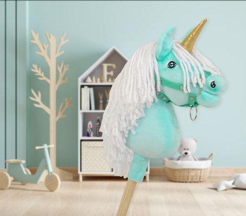 Hobby Horse Jednorożec na kiju miętowy z białą grzywą i złotym rogiem A4
