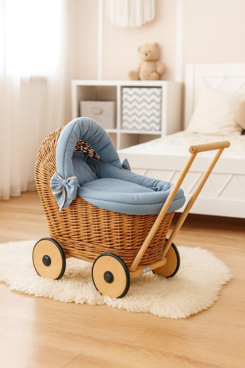 Wiklinowy wózek dla lalek pchacz z pościelką brudny niebieski i miękką wyściółką STELLA - naturalny