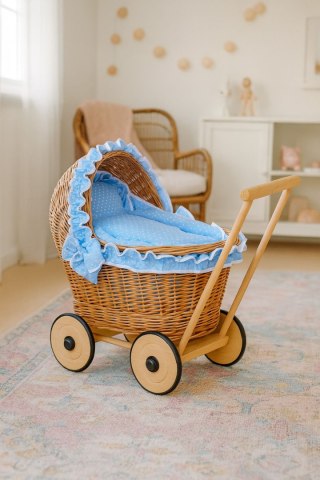 Wiklinowy wózek dla lalek pchacz z błękitną pościelką i miękką wyściółką CHIARA - naturalny