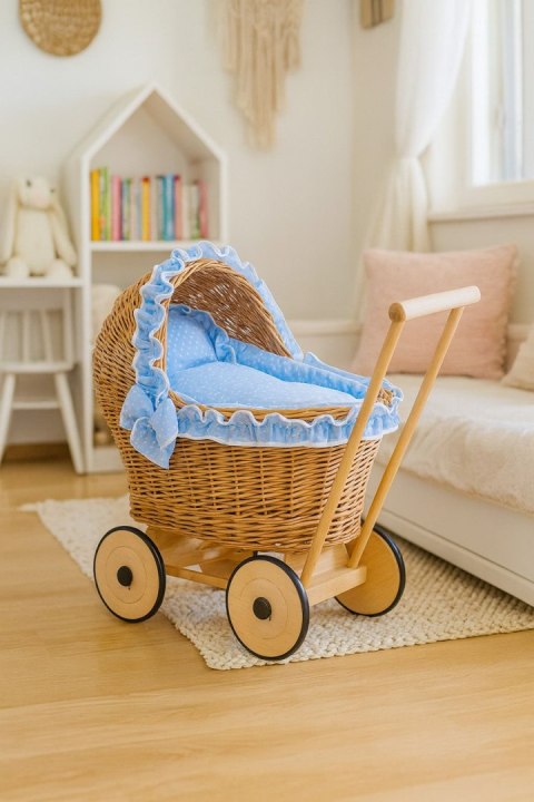 Wiklinowy wózek dla lalek pchacz z błękitną pościelką i miękką wyściółką CHIARA - naturalny